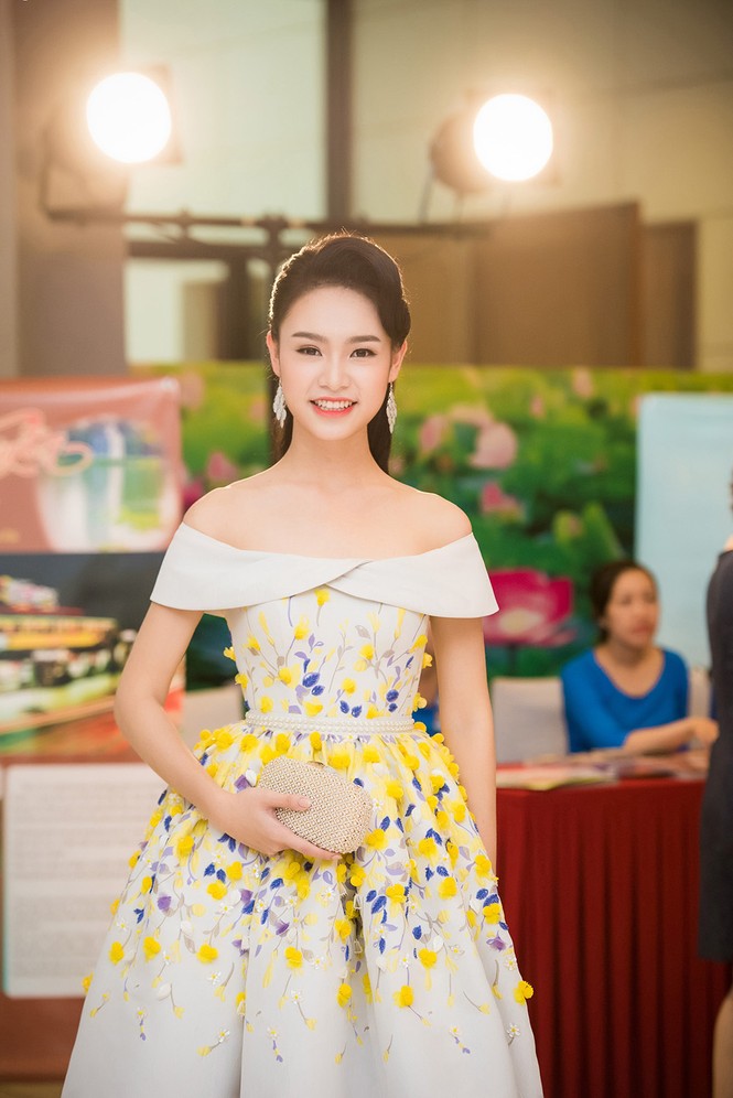 Hoa hậu Mỹ Linh rạng rỡ hội ngộ Ngọc Vân, Thủy Tiên - ảnh 4