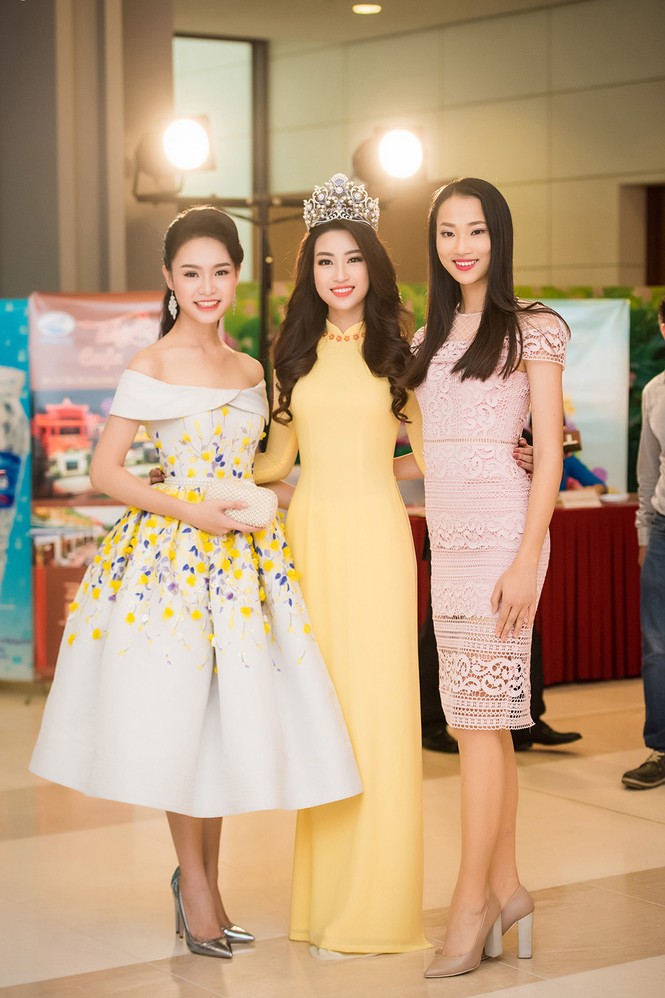Hoa hậu Mỹ Linh rạng rỡ hội ngộ Ngọc Vân, Thủy Tiên - ảnh 7