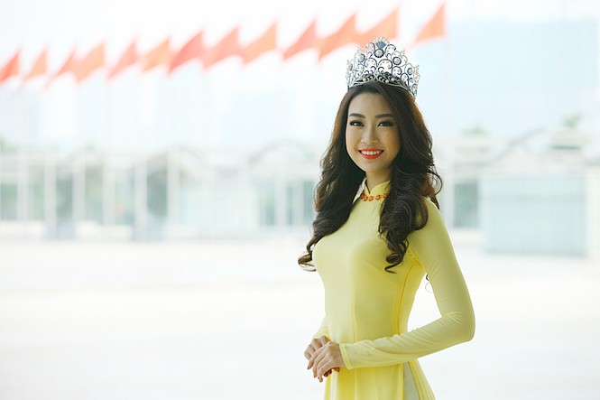 Hoa hậu Mỹ Linh rạng rỡ hội ngộ Ngọc Vân, Thủy Tiên - ảnh 2