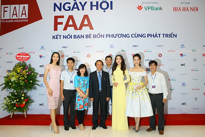 Hoa hậu Mỹ Linh rạng rỡ hội ngộ Ngọc Vân, Thủy Tiên - ảnh 1