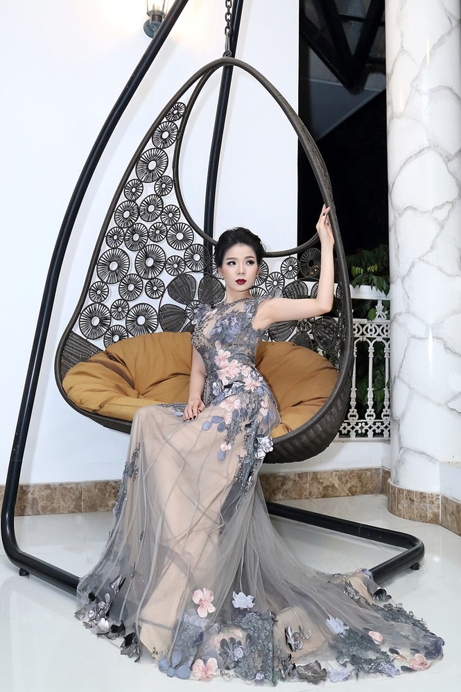 Lệ Quyên lưng trần nuột nà với váy xuyên thấu - ảnh 1