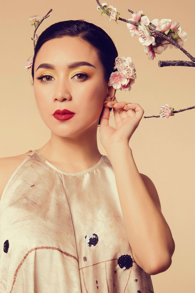 'Biểu tượng quyến rũ' Y Phụng đẹp hút hồn với áo yếm - ảnh 4