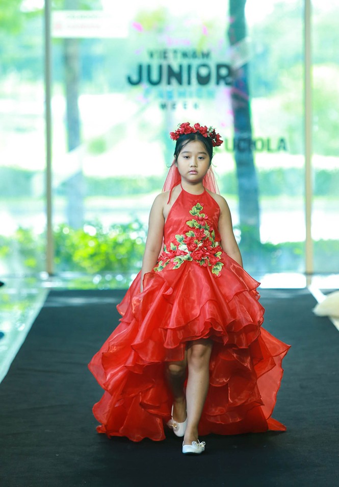 Thúy Hạnh cùng hai con gái hóa cô dâu lộng lẫy trên sàn catwalk - ảnh 9