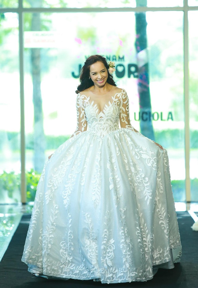 Thúy Hạnh cùng hai con gái hóa cô dâu lộng lẫy trên sàn catwalk - ảnh 1