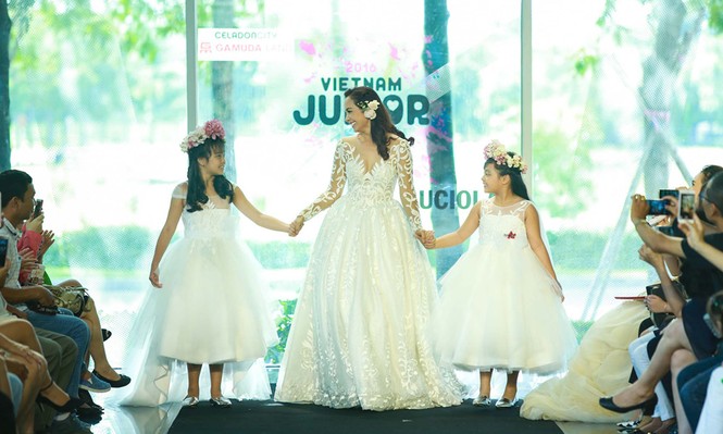 Thúy Hạnh cùng hai con gái hóa cô dâu lộng lẫy trên sàn catwalk - ảnh 2