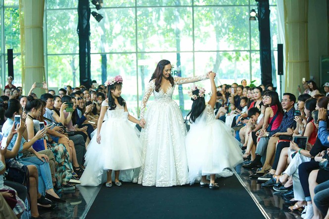 Thúy Hạnh cùng hai con gái hóa cô dâu lộng lẫy trên sàn catwalk - ảnh 3