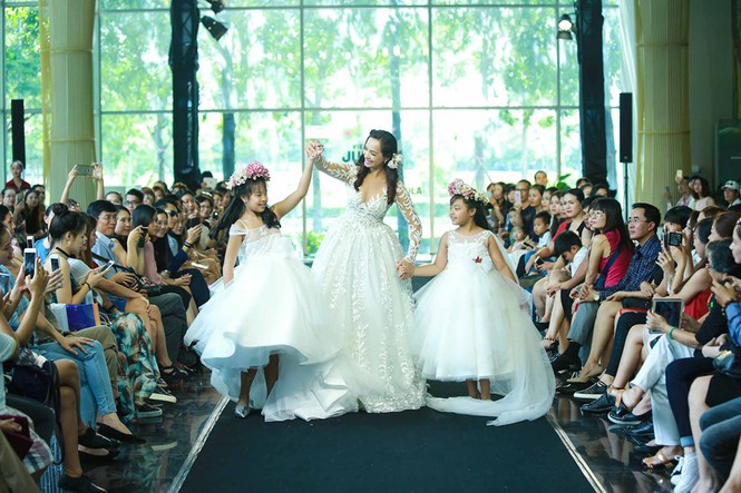 Thúy Hạnh cùng hai con gái hóa cô dâu lộng lẫy trên sàn catwalk - ảnh 4