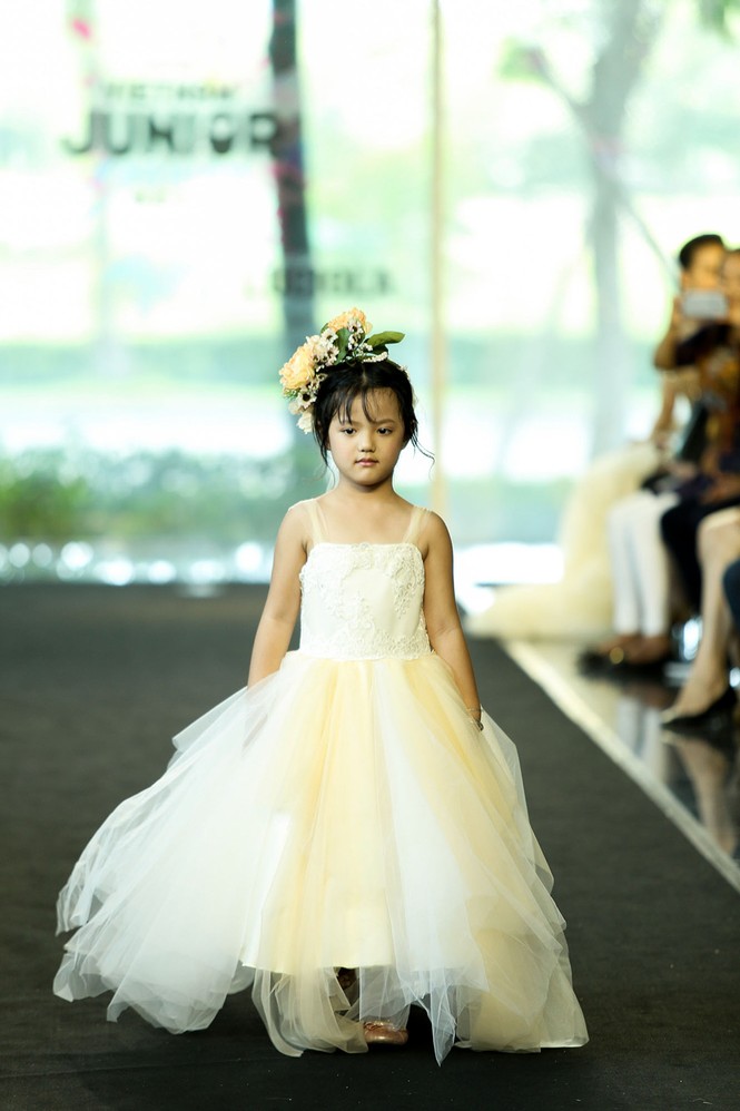 Thúy Hạnh cùng hai con gái hóa cô dâu lộng lẫy trên sàn catwalk - ảnh 10