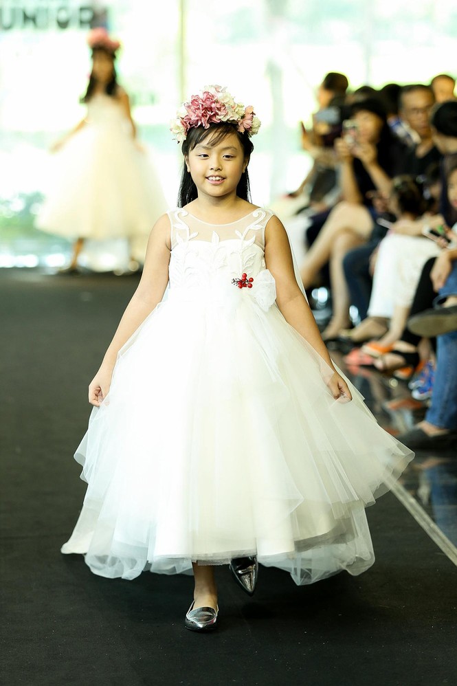 Thúy Hạnh cùng hai con gái hóa cô dâu lộng lẫy trên sàn catwalk - ảnh 6