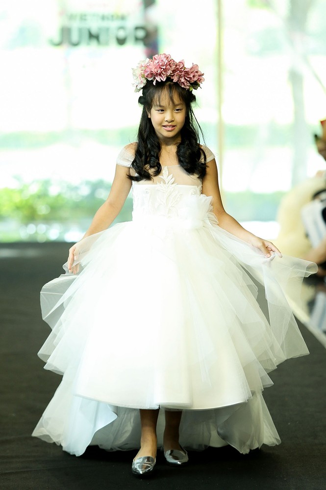 Thúy Hạnh cùng hai con gái hóa cô dâu lộng lẫy trên sàn catwalk - ảnh 7