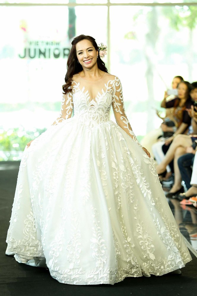 Thúy Hạnh cùng hai con gái hóa cô dâu lộng lẫy trên sàn catwalk - ảnh 5