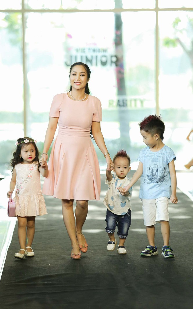 Ốc Thanh Vân diễn catwalk cùng con trai 19 tháng tuổi - ảnh 8