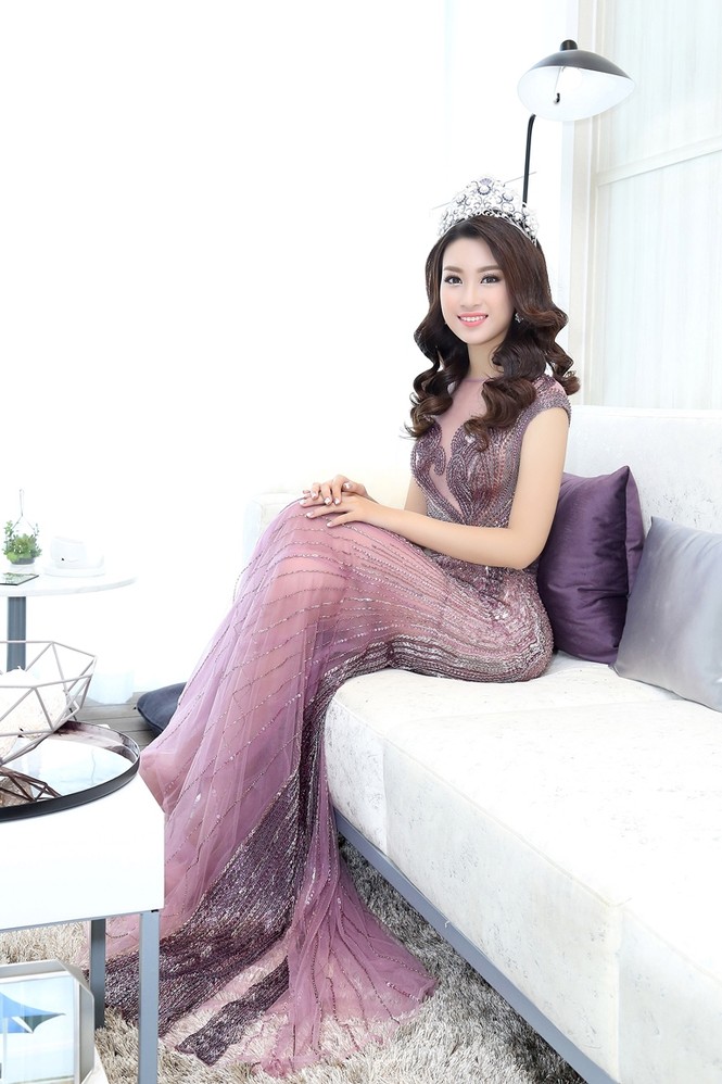 Hoa hậu Mỹ Linh khoe dáng quyến rũ với đầm ôm sát lấp lánh - ảnh 8