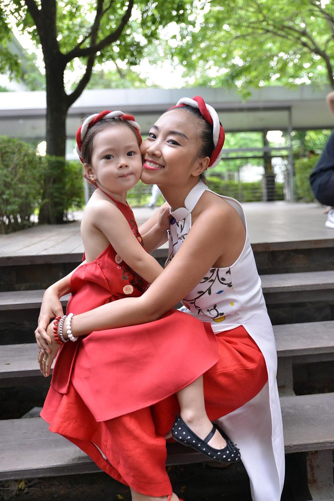 Đoan Trang cùng con gái mặc áo dài đôi diễn thời trang - ảnh 2