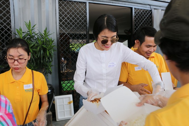 Á hậu Lệ Hằng đi phát cơm từ thiện tại Nha Trang - ảnh 6