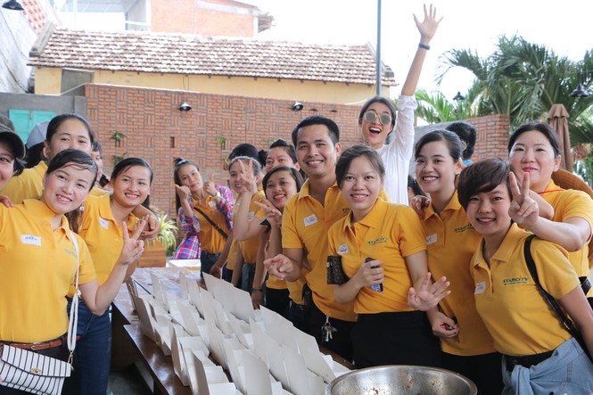 Á hậu Lệ Hằng đi phát cơm từ thiện tại Nha Trang - ảnh 4