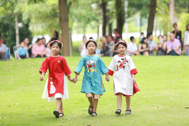 Đoan Trang cùng con gái mặc áo dài đôi diễn thời trang - ảnh 8