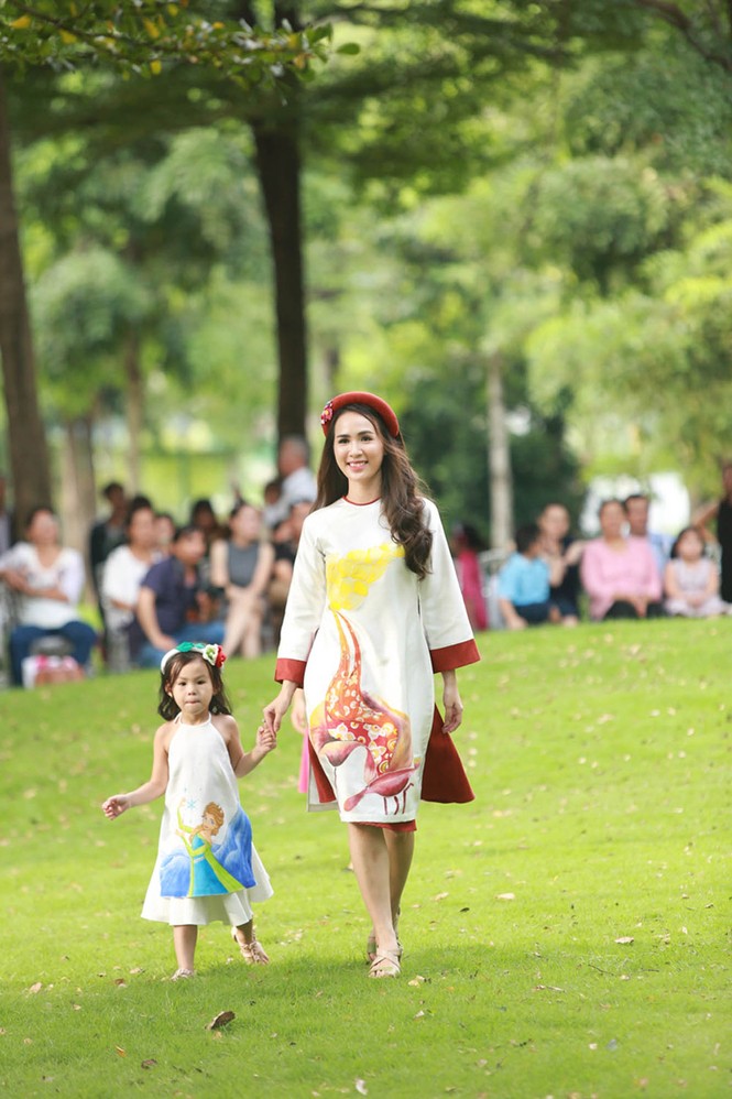 Đoan Trang cùng con gái mặc áo dài đôi diễn thời trang - ảnh 7