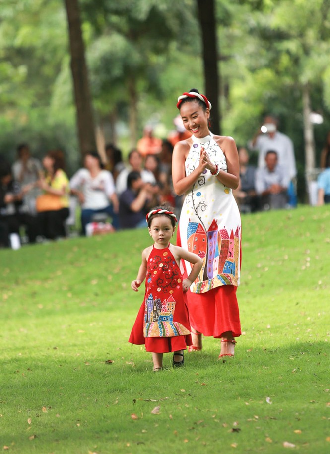 Đoan Trang cùng con gái mặc áo dài đôi diễn thời trang - ảnh 4