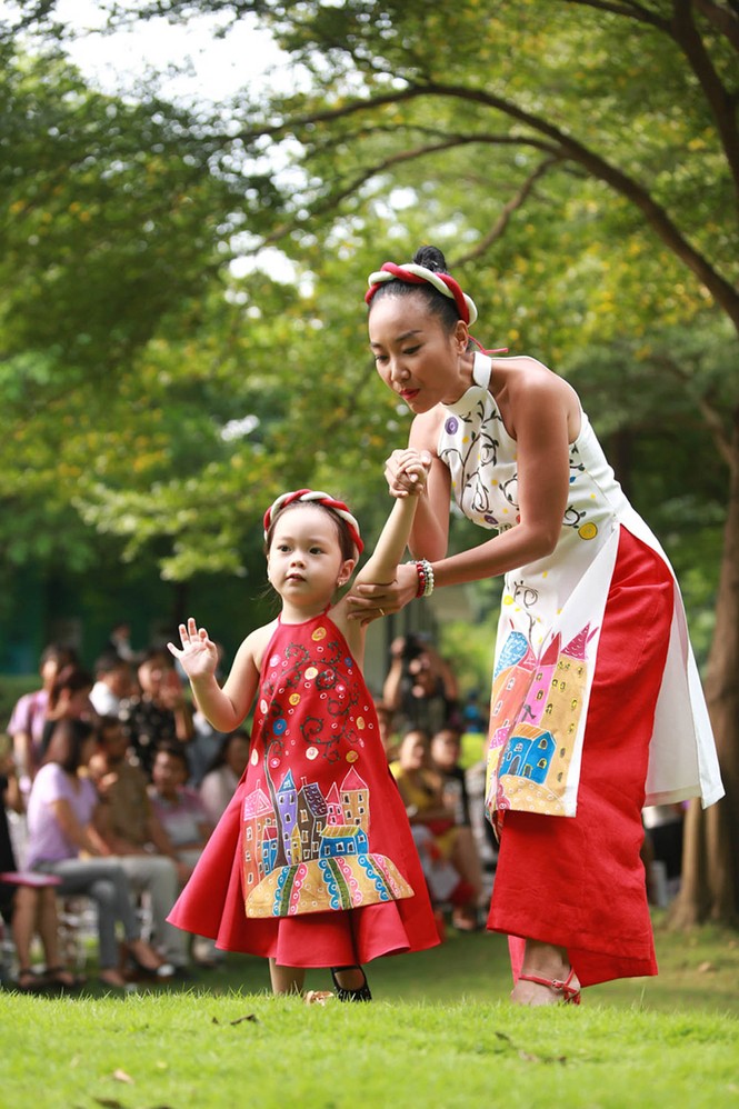 Đoan Trang cùng con gái mặc áo dài đôi diễn thời trang - ảnh 5
