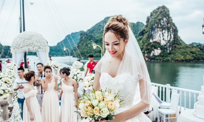 Hương Giang Idol diện váy cưới lộng lẫy ở vịnh Hạ Long - ảnh 9