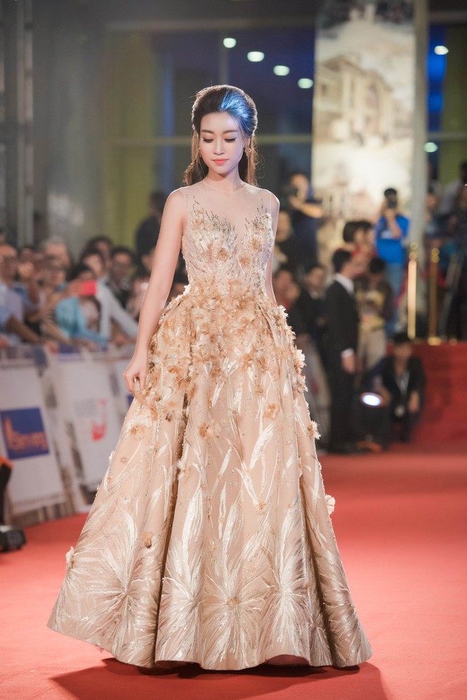 Hoa hậu Mỹ Linh rạng rỡ trên thảm đỏ LHP Quốc tế - ảnh 2