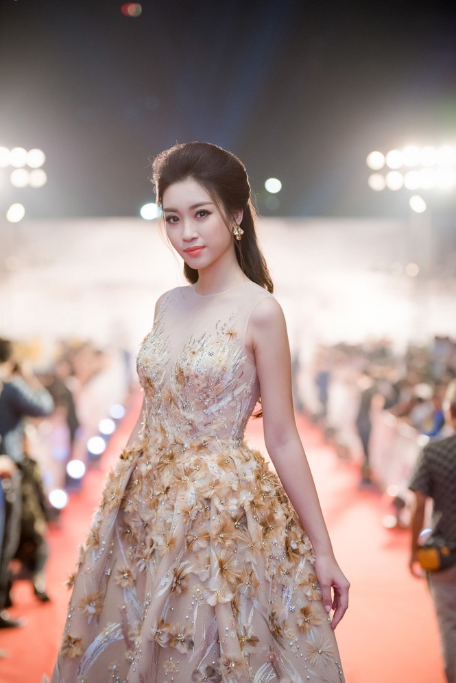 Hoa hậu Mỹ Linh rạng rỡ trên thảm đỏ LHP Quốc tế - ảnh 1