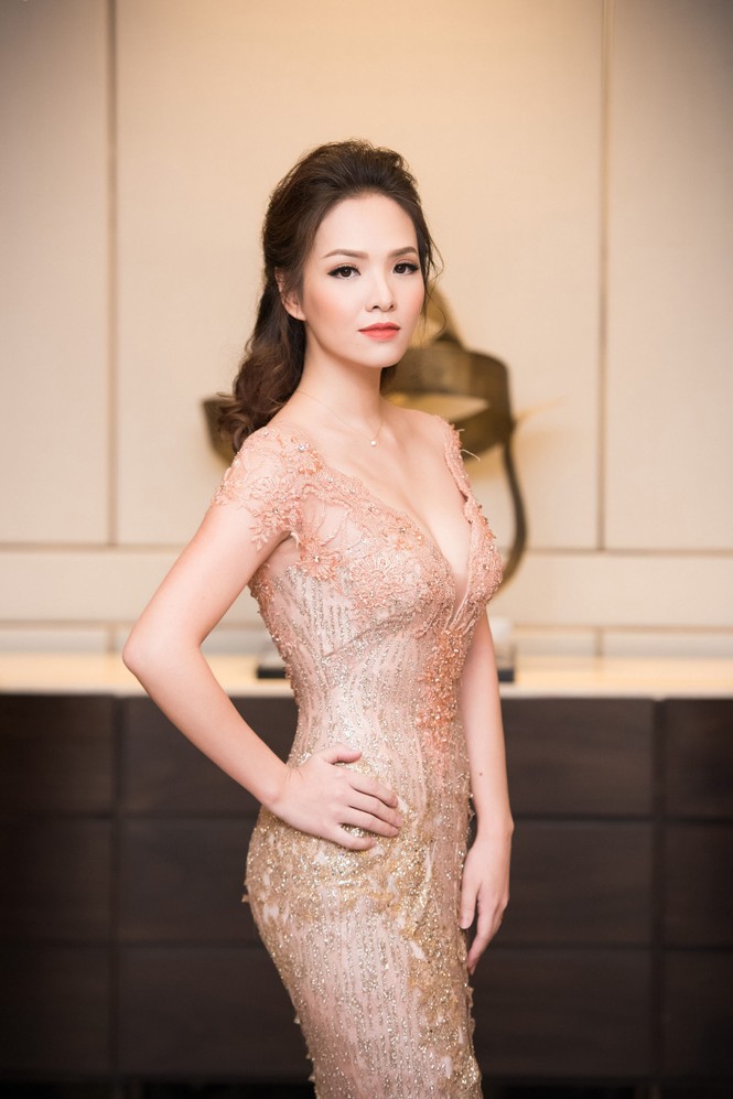 Thụy Vân, Hồng Nhung, Đan Lê quyến rũ với váy đuôi cá xuyên thấu - ảnh 6