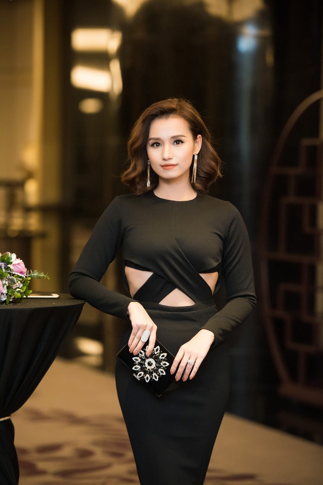Thụy Vân, Hồng Nhung, Đan Lê quyến rũ với váy đuôi cá xuyên thấu - ảnh 9