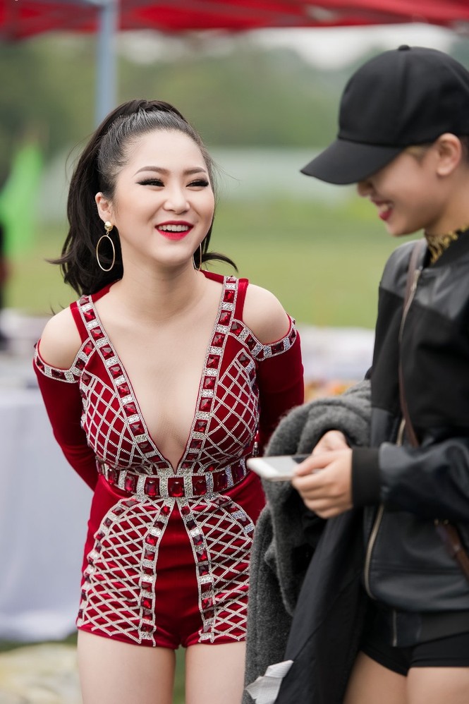 Hương Tràm mặc gợi cảm, hát cùng fan trên sân khấu - ảnh 3