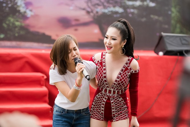 Hương Tràm mặc gợi cảm, hát cùng fan trên sân khấu - ảnh 7