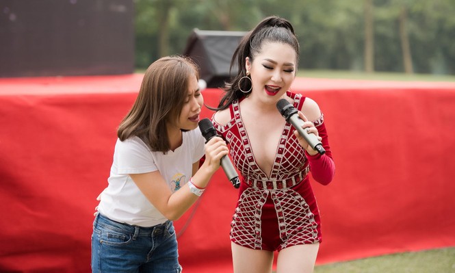 Hương Tràm mặc gợi cảm, hát cùng fan trên sân khấu - ảnh 8