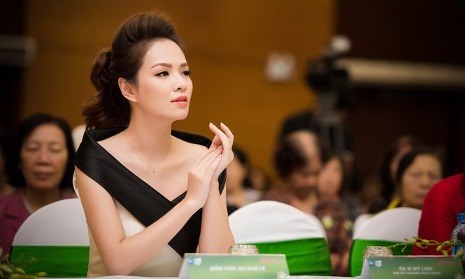 'Gái hai con' Đan Lê khoe vai trần yêu kiều - ảnh 8