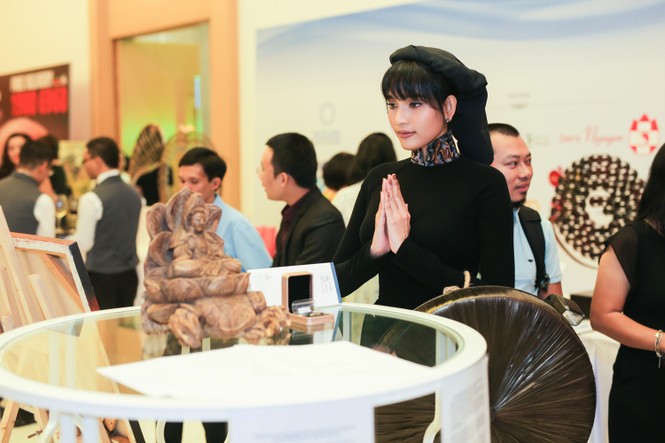 Vợ chồng Lệ Quyên chi 8.000 USD mua tượng Phật của Trương Thị May - ảnh 4
