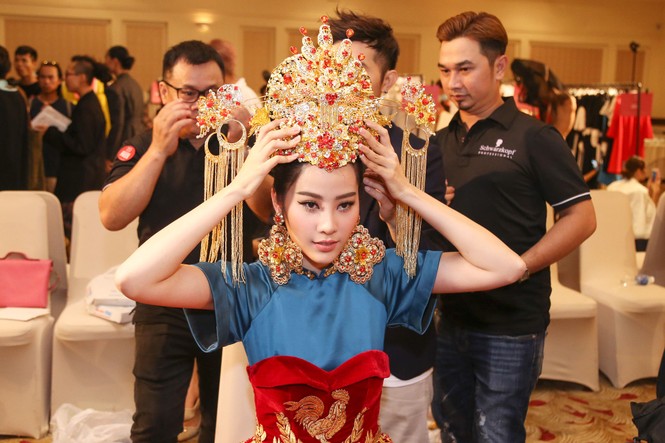 Nam Em hóa thân thành hoàng hậu trên sàn catwalk - ảnh 1