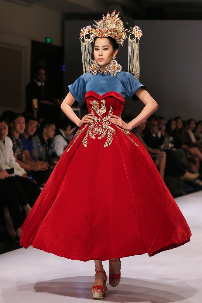 Nam Em hóa thân thành hoàng hậu trên sàn catwalk - ảnh 4
