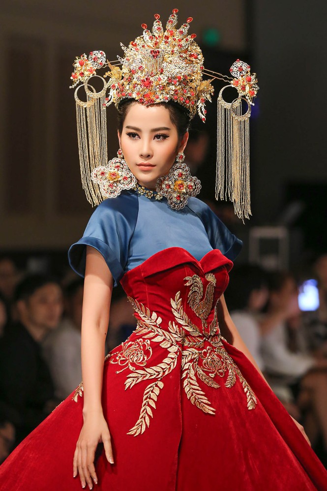 Nam Em hóa thân thành hoàng hậu trên sàn catwalk - ảnh 5