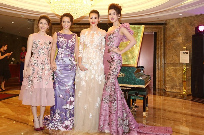 Hoa hậu Mỹ Linh khoe sắc lộng lẫy với váy hoa hồng lệch vai - ảnh 7