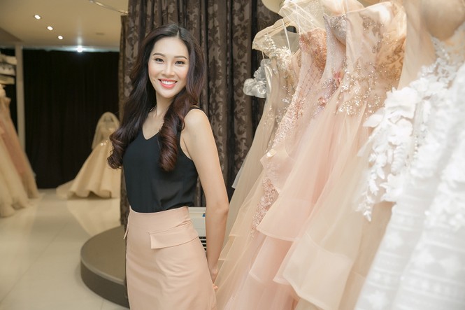 Hoa khôi Diệu Ngọc chuẩn bị váy dạ hội thi Miss World - ảnh 1