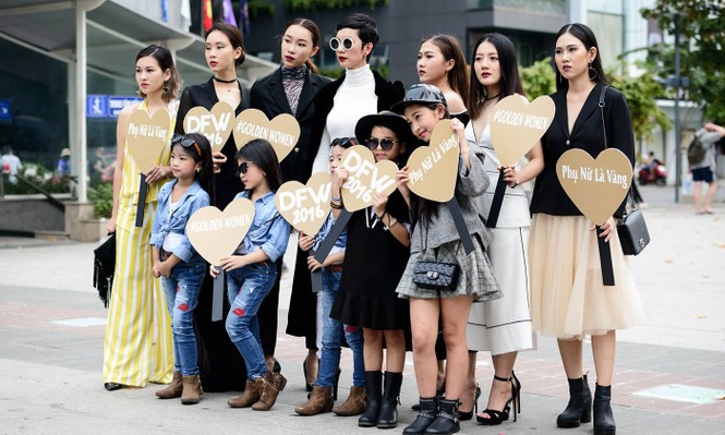 Xuân Lan cùng các 'chân dài' diện thời trang cực chất trên phố - ảnh 3