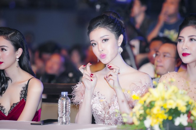 Á hậu Huyền My khoe vai trần với váy đính lông vũ kiêu sa - ảnh 6