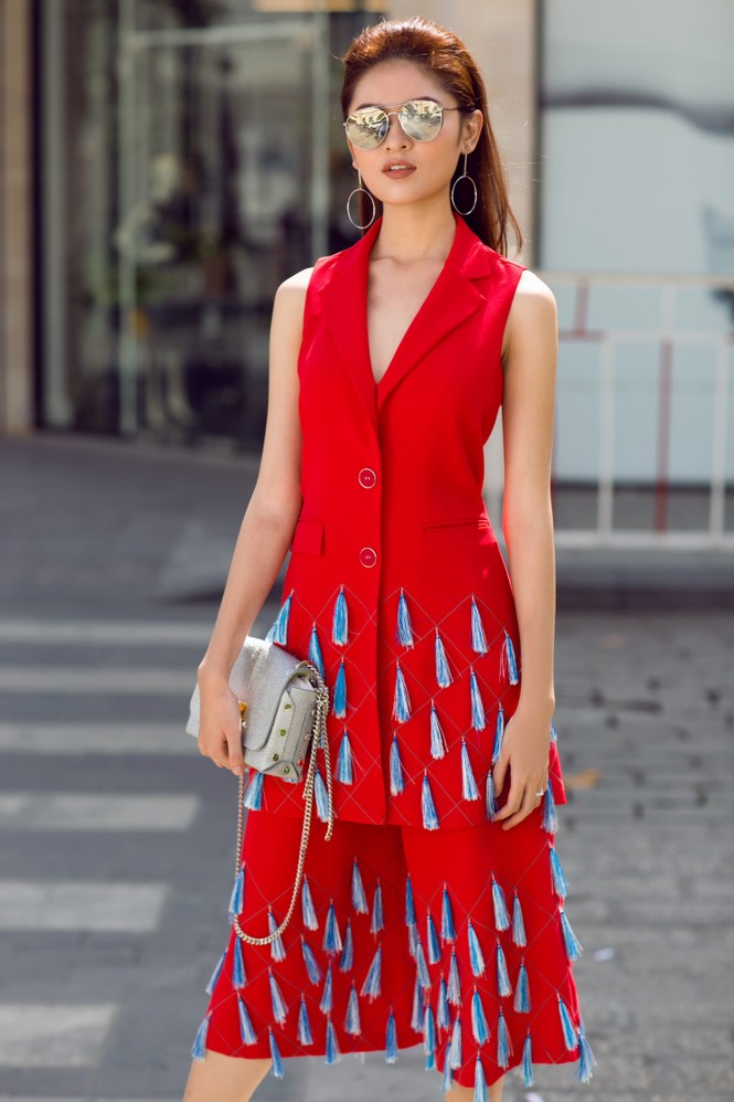 Á hậu Thùy Dung khác lạ với phong cách streetstyle rực rỡ - ảnh 1