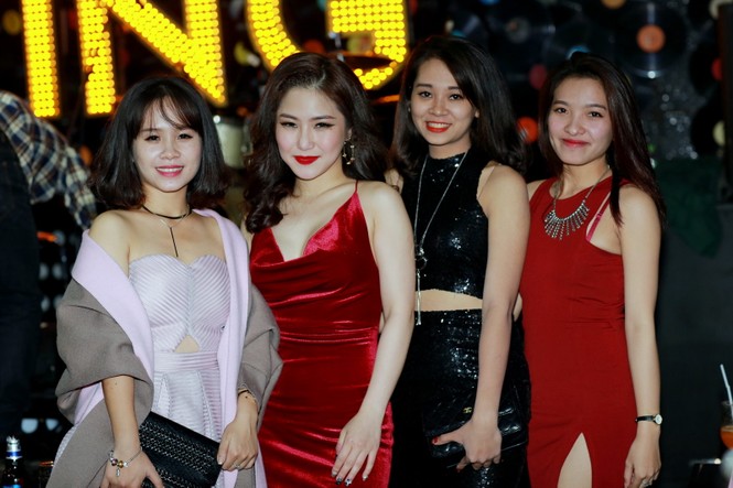 Hương Tràm diện váy đỏ gợi cảm chạy show đầu năm mới - ảnh 8