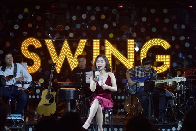 Hương Tràm diện váy đỏ gợi cảm chạy show đầu năm mới - ảnh 3