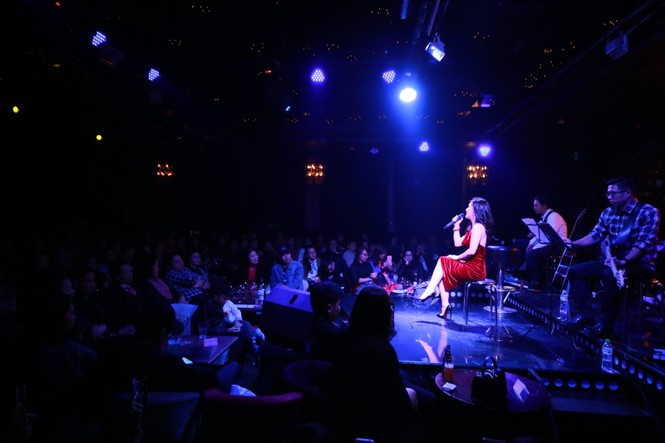 Hương Tràm diện váy đỏ gợi cảm chạy show đầu năm mới - ảnh 4