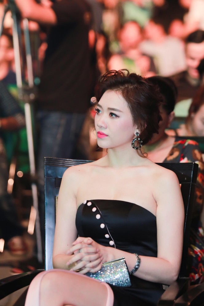 'Trắng tay' tại Làn sóng xanh, Hari Won quyến rũ hút hồn trên sân khấu - ảnh 2