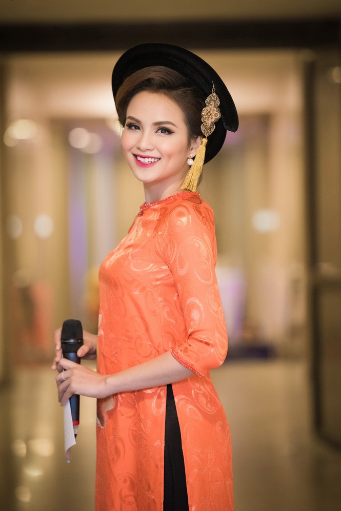 Diễm Hương diện váy nhung xẻ đùi khoe chân thon - ảnh 2