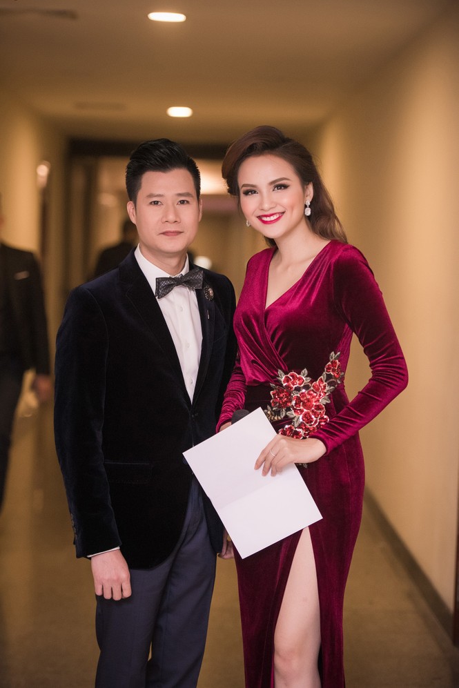 Diễm Hương diện váy nhung xẻ đùi khoe chân thon - ảnh 7