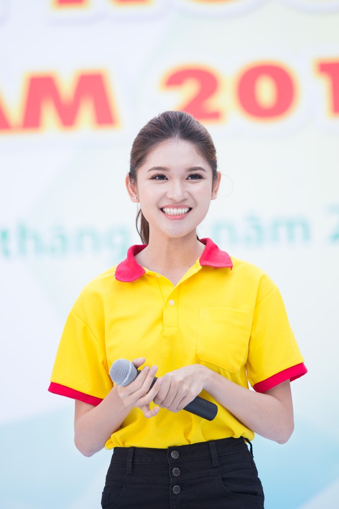 Á hậu Thùy Dung rạng rỡ tham dự lễ ra quân Xuân tình nguyện 2017 - ảnh 2