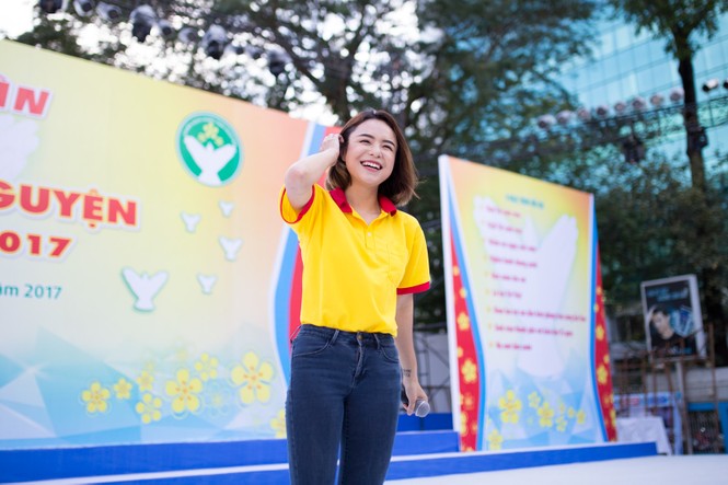 Á hậu Thùy Dung rạng rỡ tham dự lễ ra quân Xuân tình nguyện 2017 - ảnh 9